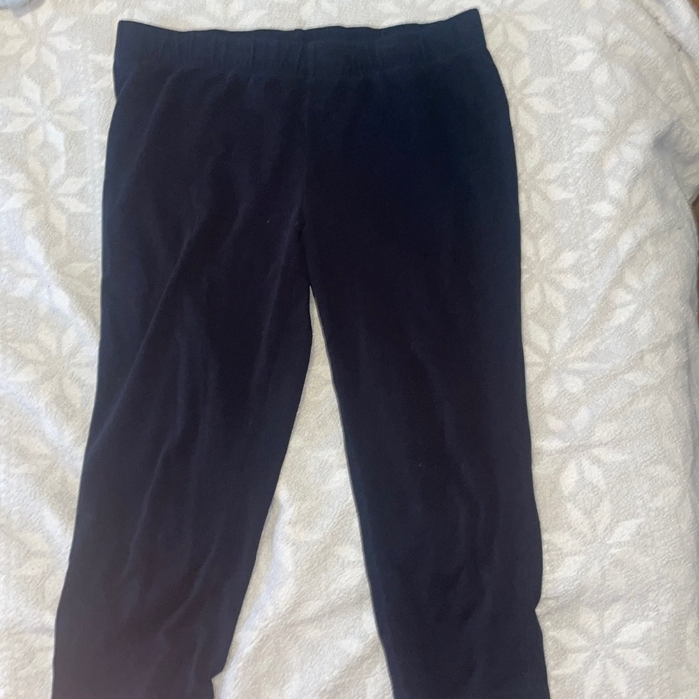 Low rise leggings; black, mid rise to the calf.